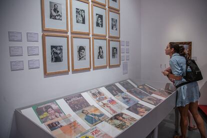 Una visitante mira fotografías en la exposición 'La caravana, ídolos del pueblo' en el Museo Nacional de las Culturas Populares en Ciudad de México.