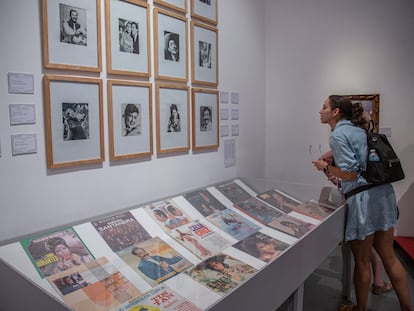 Una visitante mira fotografías en la exposición 'La caravana, ídolos del pueblo' en el  Museo Nacional de las Culturas Populares en Ciudad de México.