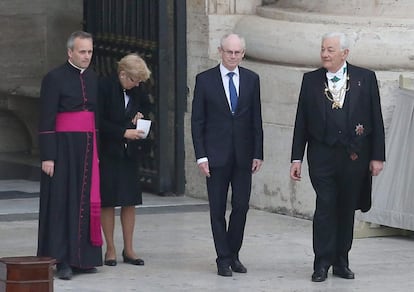 El presidente del Consejo Europeo, Herman Van Rompuy (segunda a la derecha) con su esposa a medida que llegan a la histórica ceremonia de canonización de doble pontífices anteriores Papa Juan Pablo II y el Papa Pablo XXII en una misa al aire libre en la Plaza de San Pedro, Ciudad del Vaticano.