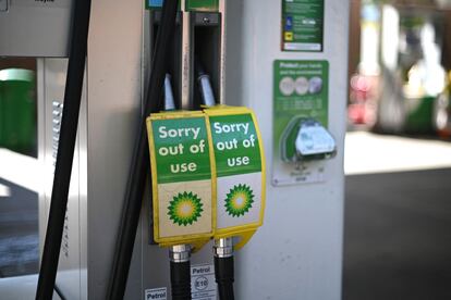 Una gasolinera de BP en Londres con carteles de "fuera de servicio" en los surtidores, este viernes.
