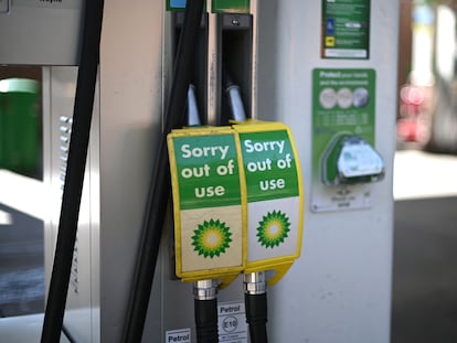 Una gasolinera de BP en Londres con carteles de "fuera de servicio" en los surtidores, este viernes.
