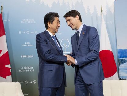 El primer ministro de Canadá, Justin Trudeau (derecha), saluda a su homólogo japonés Shinzo Abe, el 8 de junio de 2018.