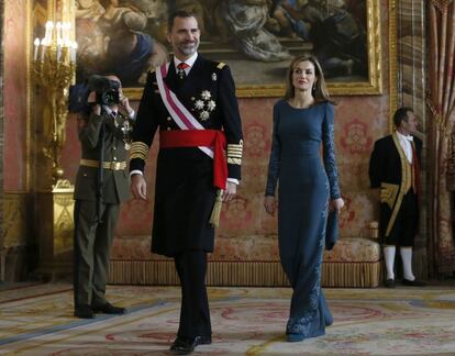 Felipe VI, acompañado de doña Letizia, a su llegada al acto celebrado en el interior del Palacio Real.