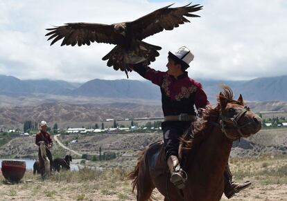 Un cazador sujeta un águila durante el festival 'Ethno' en el pueblo de Ton (Kirguistán). 