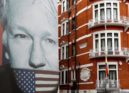 An image of Julian Assange next to the Ecuadorean embassy in London.