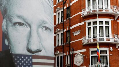 An image of Julian Assange next to the Ecuadorean embassy in London.