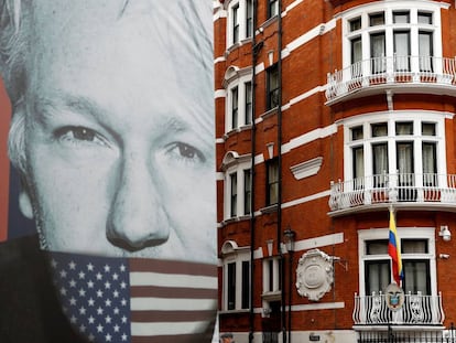 An image of Julian Assange next to the Ecuadorean embassy in London.