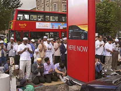 Musulmanes de diferentes nacionalidades rezan frente a una mezquita en Whitechapel, en el East End de Londres.