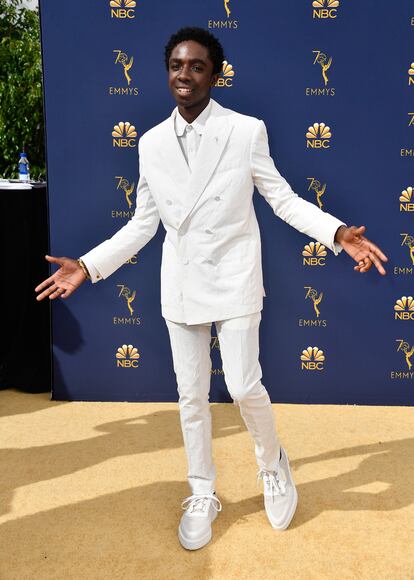 Caleb McLaughlin, de Stranger Things, con total look en blanco.