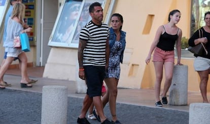 Carlos Tevez y su esposa Vanessa Mansillo pasean junto a su hijo en la localidad francesa de Saint-Tropez, el pasado 26 de julio.