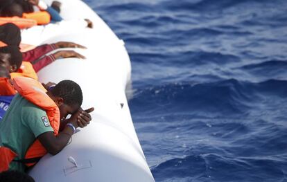 CRI12 MAR MEDITERRÁNEO 20/10/2016.- Fotografía cedida hoy, 20 de octubre de 2016, por la Crus Roja Italiana (CRI), que muestra una operación de rescate de inmigrantes en el Mar Mediterráneo. Equipos de la Cruz Roja Italiana y del Malta Migrants Offshore Aid Station (MOAS) anunciaron el salvamento de 434 personas en tres operaciones diferentes, embarcados en el buque "Responder", una de las dos emabrcaciones con las que trabajan en conjunto las equipos CRI/MOAS. EFE/Italian Red Cross/Yara Nardi/Han FOTOGRAFÍA CEDIDA/ SOLO USO EDITORIAL/ NO VENTAS