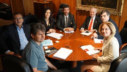 Joan Canadell (en el centro de la fotografía) con Miquel Valls a su derecha, con el resto de participantes en la reunión de este miércoles. 