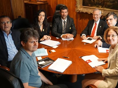 Joan Canadell (en el centro de la fotografía) con Miquel Valls a su derecha, con el resto de participantes en la reunión de este miércoles. 