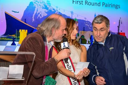 Ivanchuk mira el resultado del sorteo de emparejamientos, anoche en la ceremonia inaugural, junto a Miss Gibraltar, Kailey Mifsud, y el director del torneo, Stuart Conquest