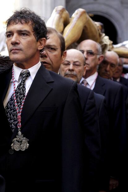 El actor Antonio Banderas durante la procesión de su cofradía, Lágrimas y Favores, el domingo 10 de abril, en Málaga.