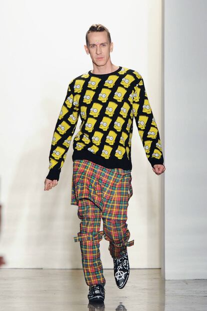 Jeremy Scott no es uno de esos diseñadores tímidos que salen a la pasarela a saludar con un suéter de cashmere gris y unos vaqueros.