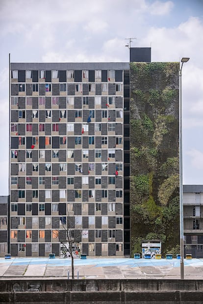 En muchos barrios de Colombia han colgado trapos rojos como señal de auxilio.