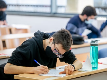 Un alumno realiza un examen en la Universidad de Valencia, el pasado curso.