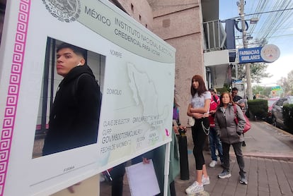 Personas hacen fila para tramitar una credencial del INE, en Ciudad de México, en 2024.
