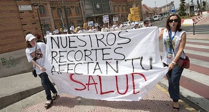 Personal sanitario protesta contra los recortes salariales en Almer&iacute;a.