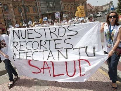 Personal sanitario protesta contra los recortes salariales en Almer&iacute;a.