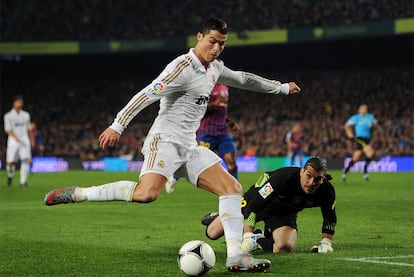 Vuelta de los cuartos de final de la Copa del Rey. Barcelona, 2 - Real Madrid, 2: Cristiano Ronaldo bate a Víctor Valdés.