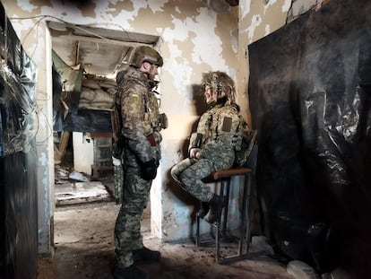 Dos soldados charlan en un edificio en ruinas, en el frente de Avdiivka, este miércoles.