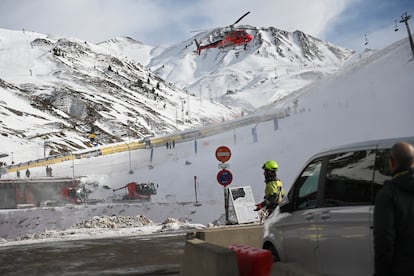 Un helicóptero en la estación de esquí de Astún, este sábado.