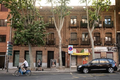 El edificio que será remodelado en el Paseo de Santa María de la Cabeza 60.