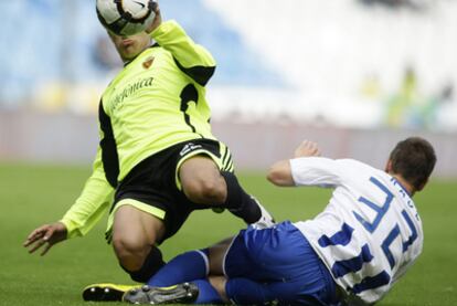 Ponzio y Raúl luchan por el balón