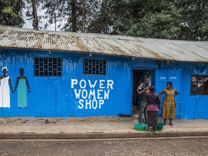 Una tienda dirigida por mujeres en pleno barrio chabolista de Kibera, en la capital de Kenia, Nairobi. 