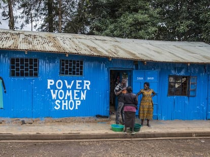 Una tienda dirigida por mujeres en pleno barrio chabolista de Kibera, en la capital de Kenia, Nairobi. 