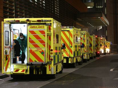 Ambulancias en servicio esperan frente al Royal London Hospital de Londres.