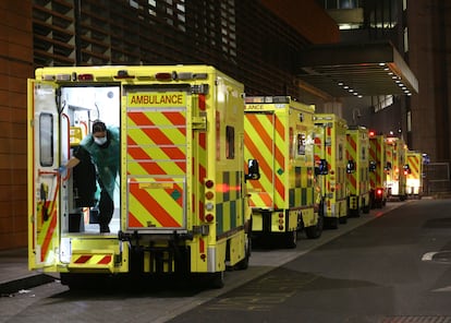 Ambulancias en servicio esperan frente al Royal London Hospital de Londres.