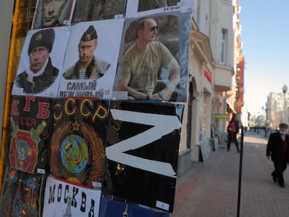 Moscow (Russian Federation), 09/03/2022.- T-shirts with Photos of Russian President Vladimir Putin and 'Z' letter are displayed at a souvenir shop in downtown Moscow, Russia 09 March 2022. Initially the letter Z has been used by Russian forces as an identifying sign on their vehicles in Ukraine but it turned into a widespread demonstration of support for Russian President Vladimir Putin and, as Moscow defines it, Special Military Operation in Ukraine. Russian troops entered Ukraine on 24 February 2022, prompting a series of severe economic sanctions imposed by Western countries on Russia. (Rusia, Ucrania, Moscú) EFE/EPA/MAXIM SHIPENKOV
