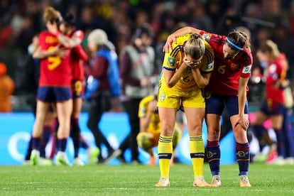 La jugadora española Aitana Bonmatí (a la derecha) consuela a la sueca Magdalena Eriksson tras imponerse España.