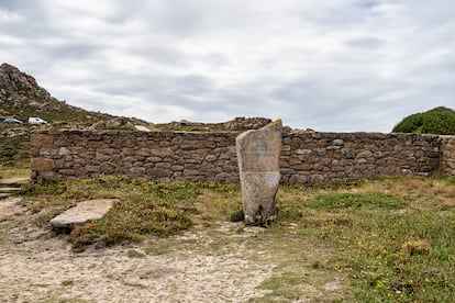 Faro de Cabo Vilán (Camariñas, A Coruña). Las olas más grandes de España, de hasta 28 metros, baten el cabo más terrible de la Costa da Morte. En el mismo faro hay un museo dedicado a los naufragios y, a ocho kilómetros, junto a la playa de Trece, se encuentra el Cementerio de los Ingleses (en la foto), donde yacen los tripulantes del crucero torpedero británico ‘Serpent’, que el fiero mar devoró y ‘vomitó' aquí la noche del 10 de noviembre de 1890. Eran 175 y solo se salvaron tres.