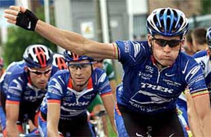 Armstrong, ante Heras, hace un gesto durante la etapa.