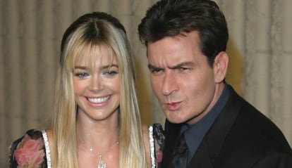 Charlie Sheen y Denise Richards, en el estreno de 'Scary Movie 3' en 2003.