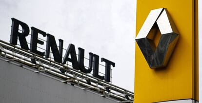 Logo del grupo Renault frente a su planta en Moscú, Rusia.