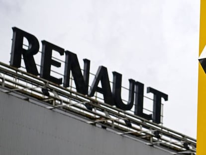 Logo del grupo Renault frente a su planta en Moscú, Rusia.