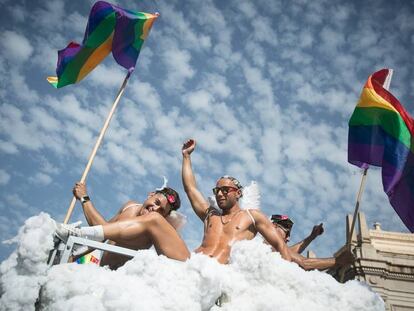 Dos chicos bailan en una carroza durante el Pride Barcelona