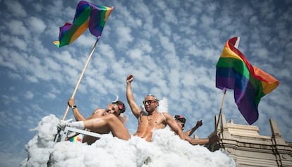 Dos nois ballen en una carrossa durant el Pride Barcelona