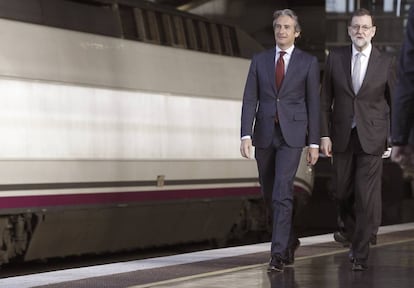 El presidente del Gobierno, Mariano Rajoy (a la derecha) y el ministro de Fomento, Iñigo de la Serna.