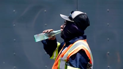 Un trabajador se refresca en Richardson, Texas, el 20 de junio 2023.