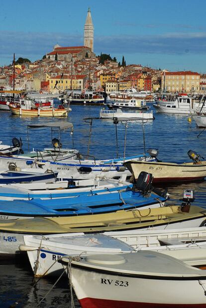 El perfil veneciano de la basílica de Santa Eufemia corona el paisaje de Rovinj, en Croacia.