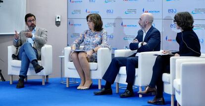 Javier Gándara (ALA), Isabel Maestre (AESA), David Benito (DGAC) y Teresa Parejo (Iberia), durente la mesa de debate en el Foro sobre Aviación Regional Sostenible.