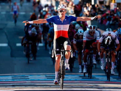 Démare gana la sexta etapa del Giro, en Matera.