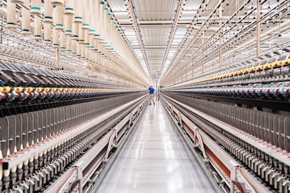 Proceso de tejeduría e hilatura en la factoría Polopique.