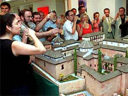 Un puñado de admiradores del rey Alhamar de Granada, durante el brindis en su memoria.